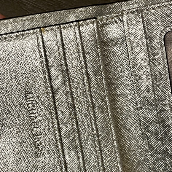 Michael Kors Wallet Silver - Picture 4 of 10